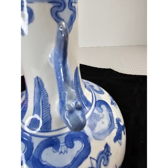 Vintage Unique Chinese Blue and White Porcelain Ceramic Vase Decorative Handles. - Picture 5 of 7